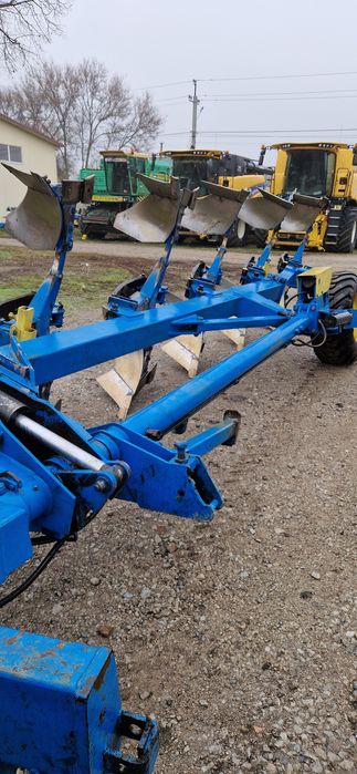 Плуг  оборотний 6 корпусний.