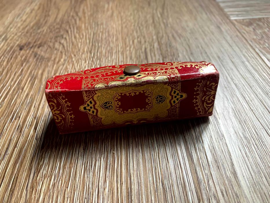 Etui z lusterkiem na szminkę czerwone w złote ornamenty made in Italy