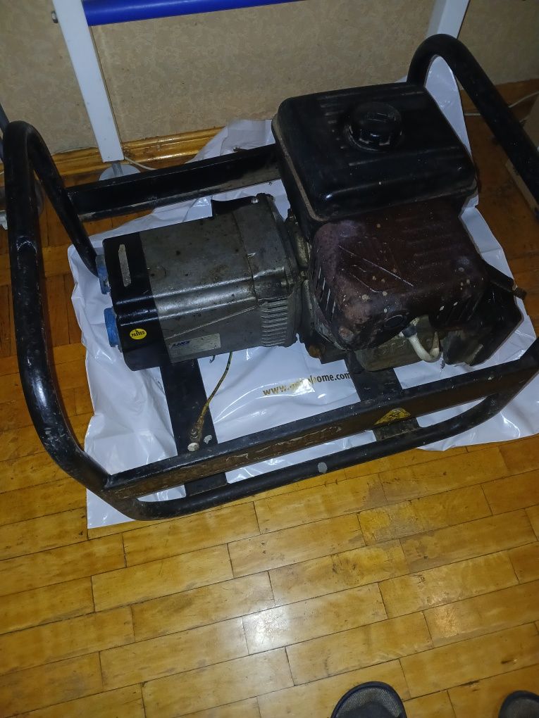 Бензогенератор HITACHI  KOKI 6.0HP E24SC