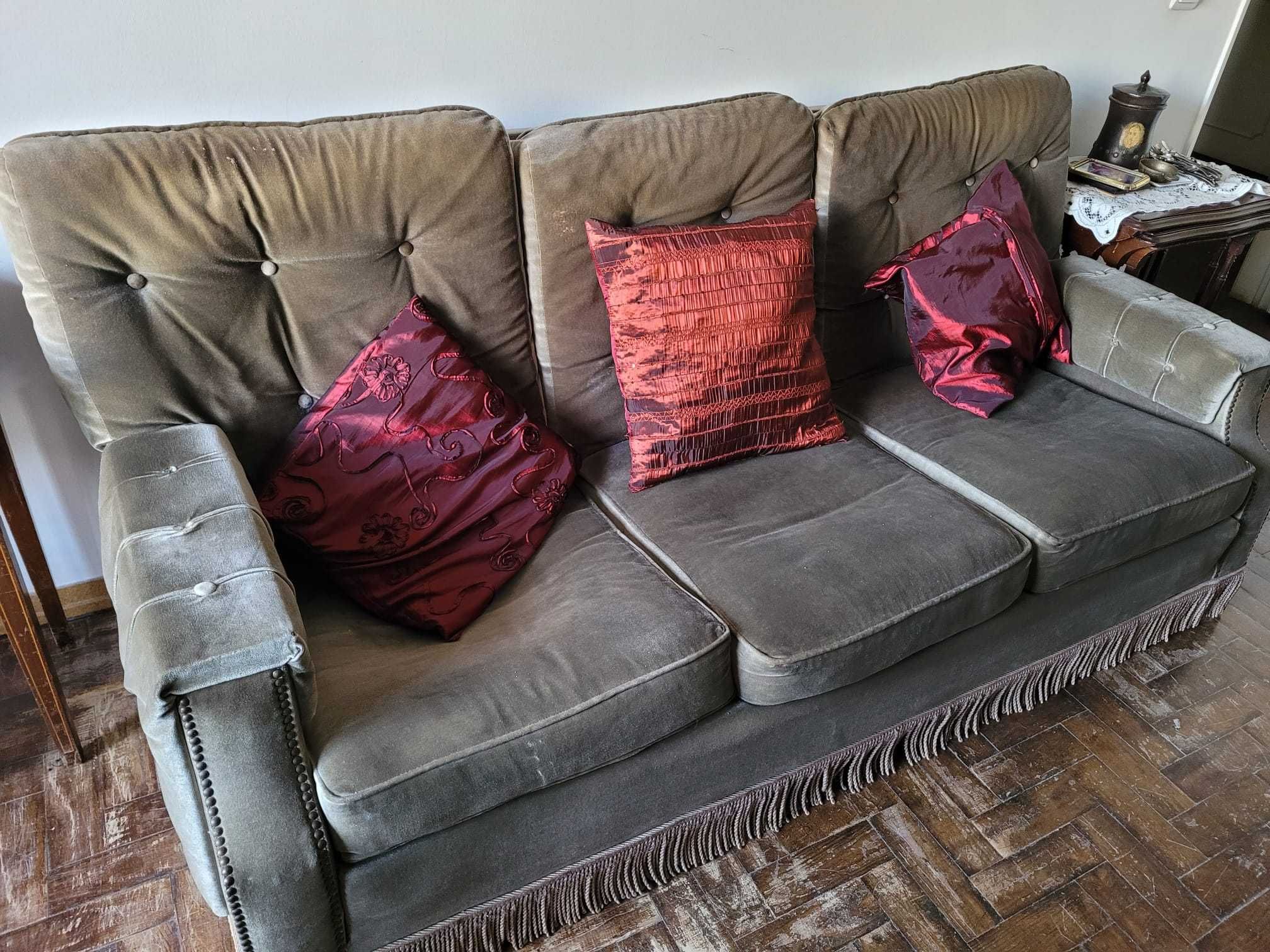 Sofá 3 lugares + 2 caldeirões muito confortáveis. Tudo 90€