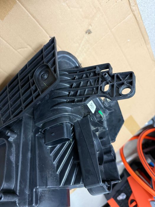 Lampa prawy przód Ford Escape/Kuga Mk2 Lift igła oryginał USA