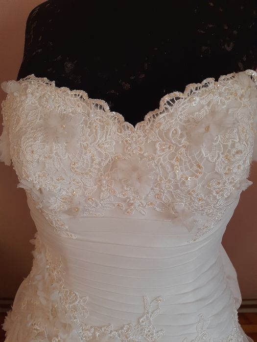 Платье свадебное со шлейфом.