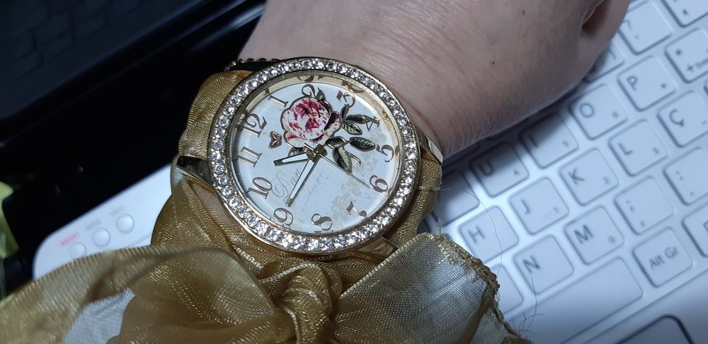 Relógio NOVO branco e  dourado