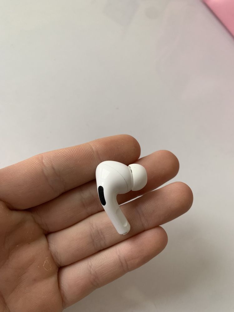 Продам правий навушник AirPods Pro оригінал A2083