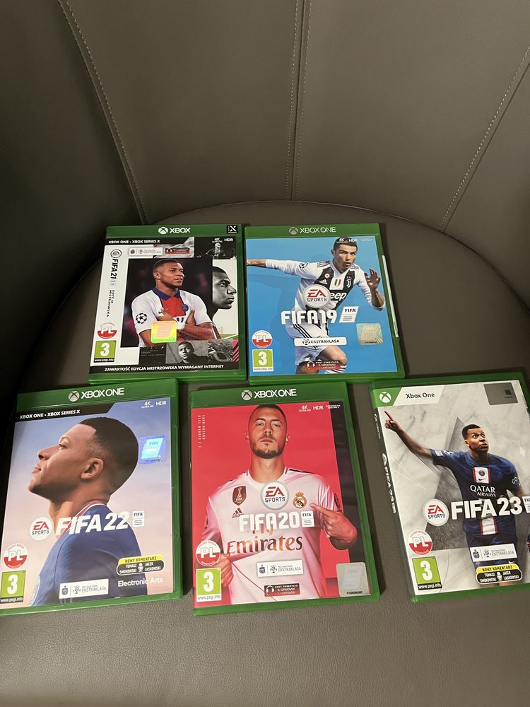 Sprzedam Xbox One S 1TB + 1 pad + 5 gier