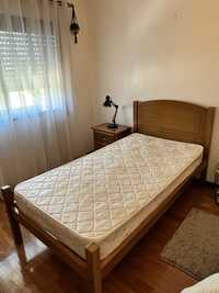 Quarto - 2 camas de solteiro (corpo e meio) + 2 mesas de cabeceira
