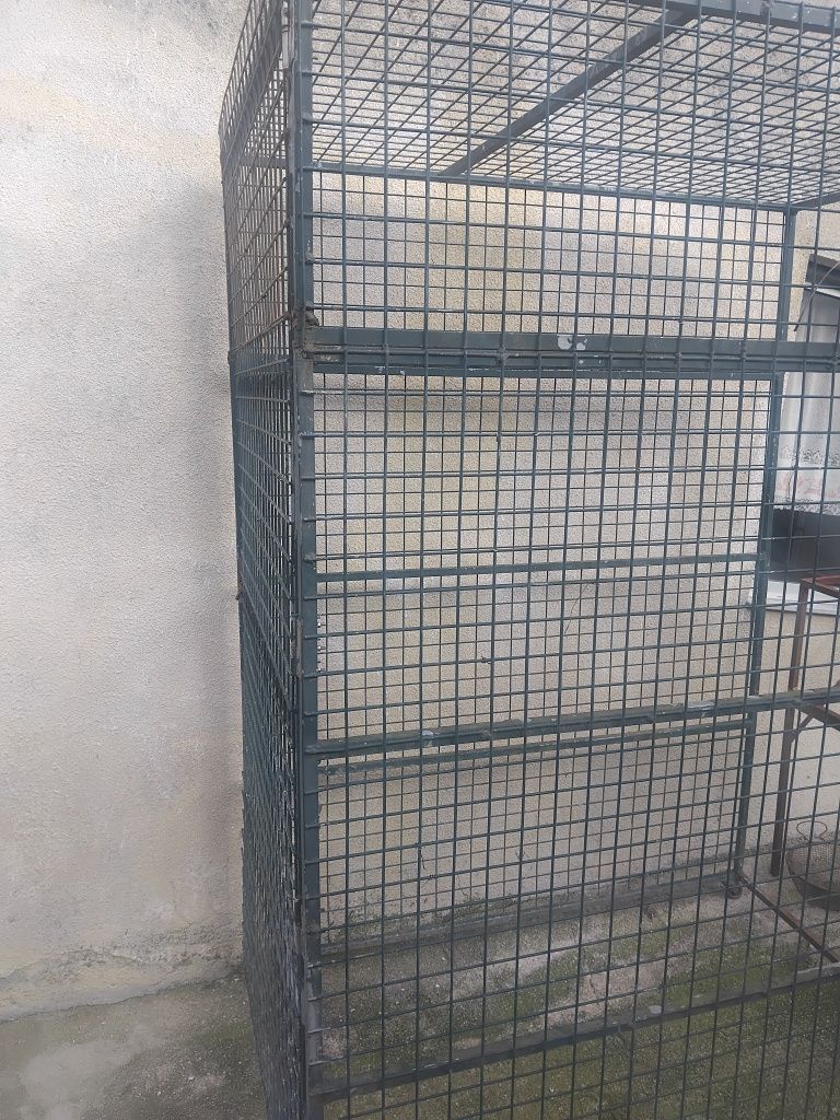 Gaiola,ou jaula,para aves e animais  domésticos.