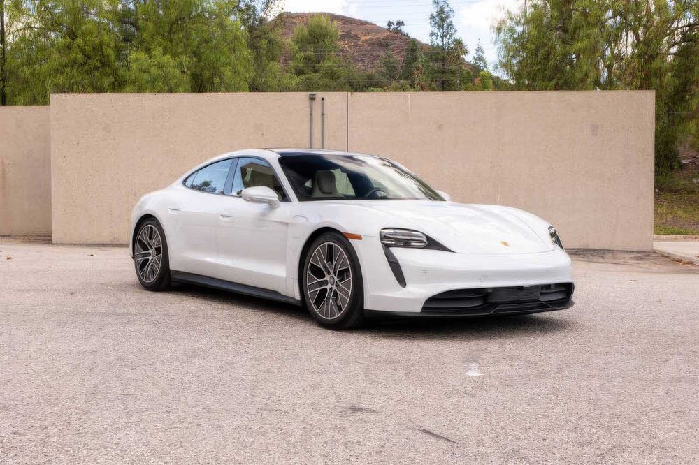 Porsche Taycan      2022