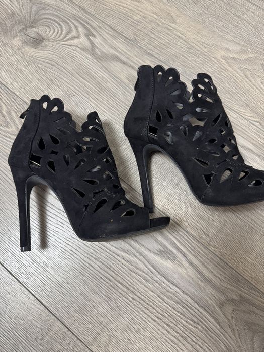 Босоніжки на підборах.