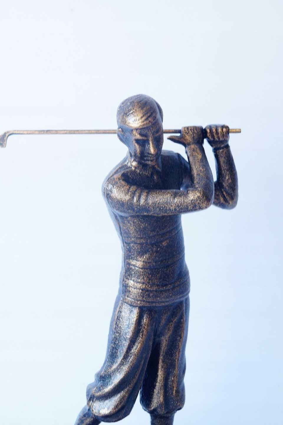 GRA W GOLFA figura żeliwna golfiarz