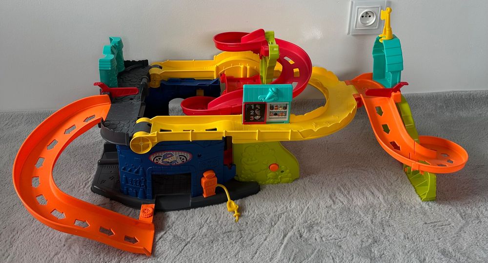Tor, zjeżdżalnia, garaż Fisher Price