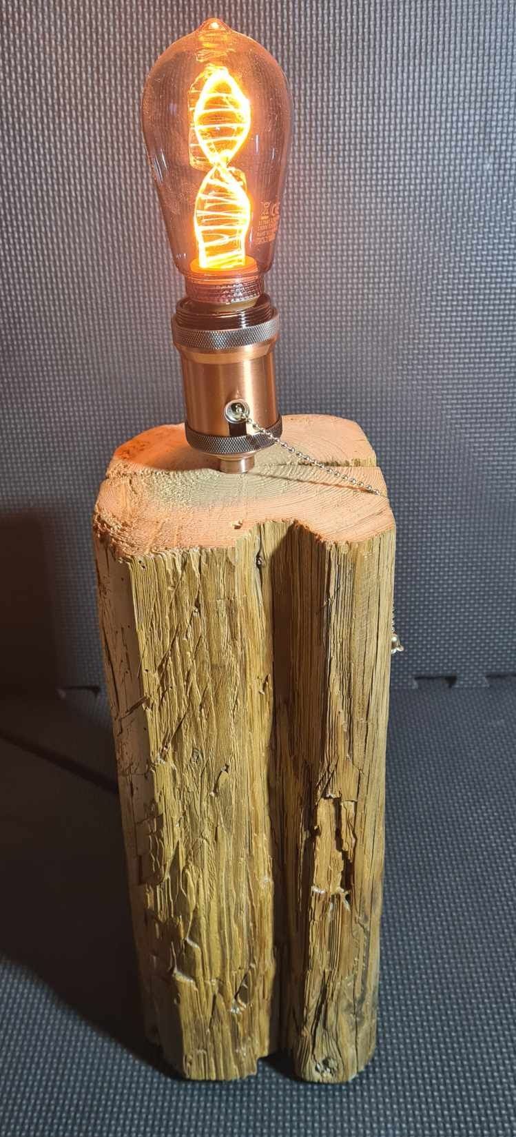 Lampa ze starego drewna