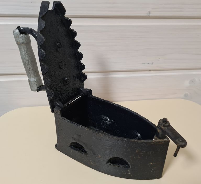 Antyk stare żelazko z duszą