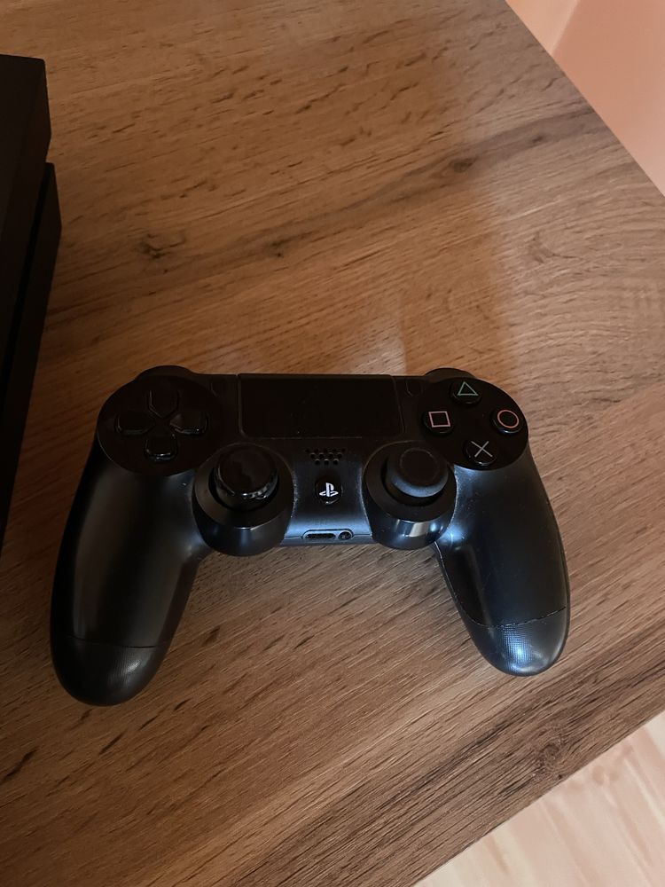 Konsola PS4 z padem i dwiema grami