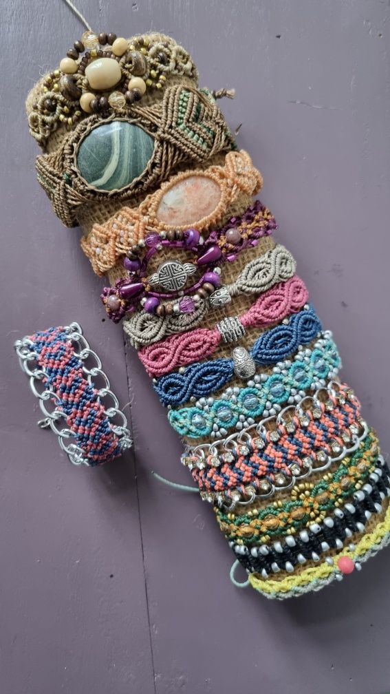 Brincos e pulseiras em macramé