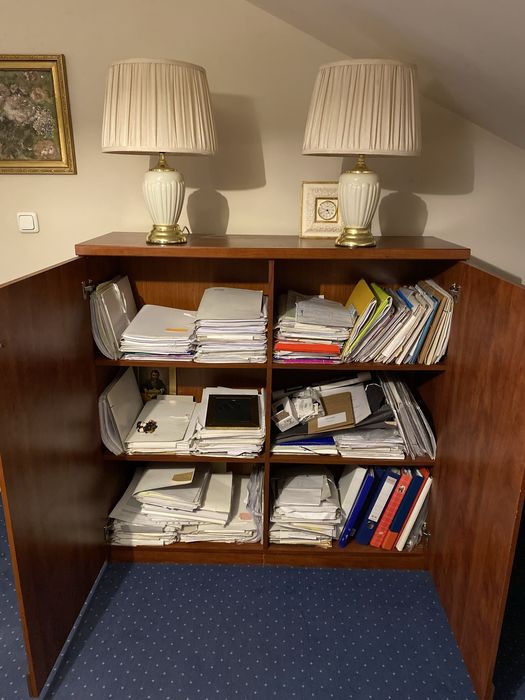 wysoka szafa z półkami komoda biblioteczka