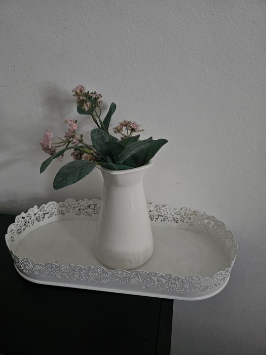 vendo centro de mesa com jarro de flores artificial