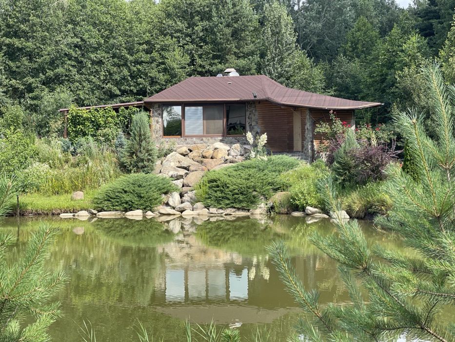 Дім у лісі біля озера з каміном під Києвом. Завжди є світло