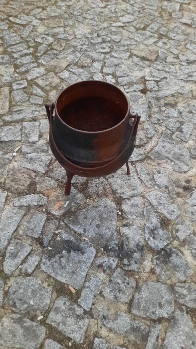 Pote em estado razoavel. Nao tem tampa.