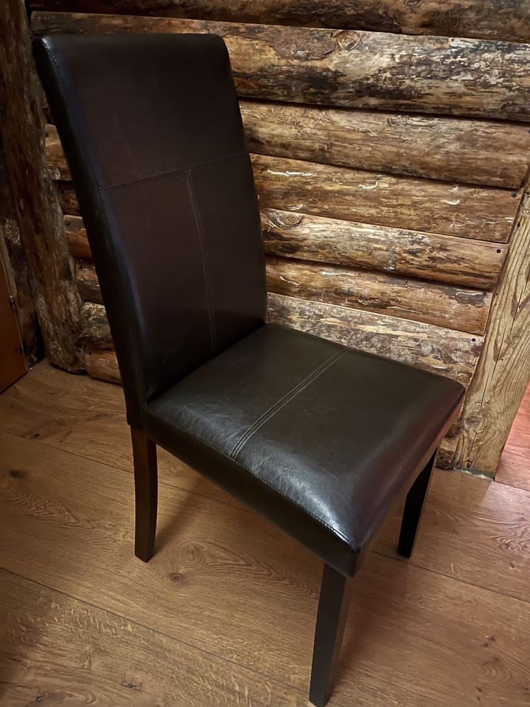 Krzesło drewniane ze skórą ciemno brązowe