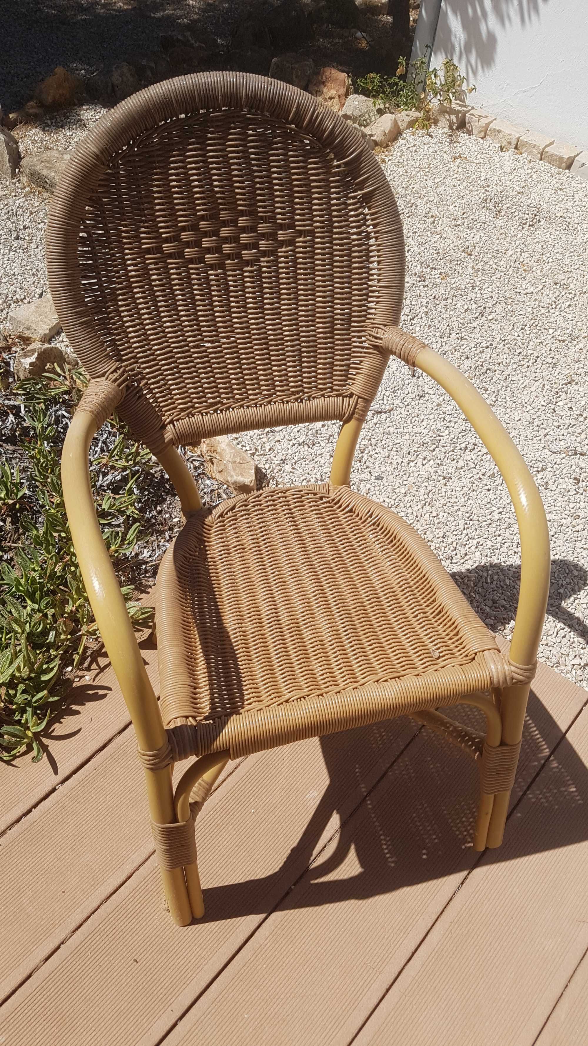 4 cadeiras e uma mesa para exterior / jardim