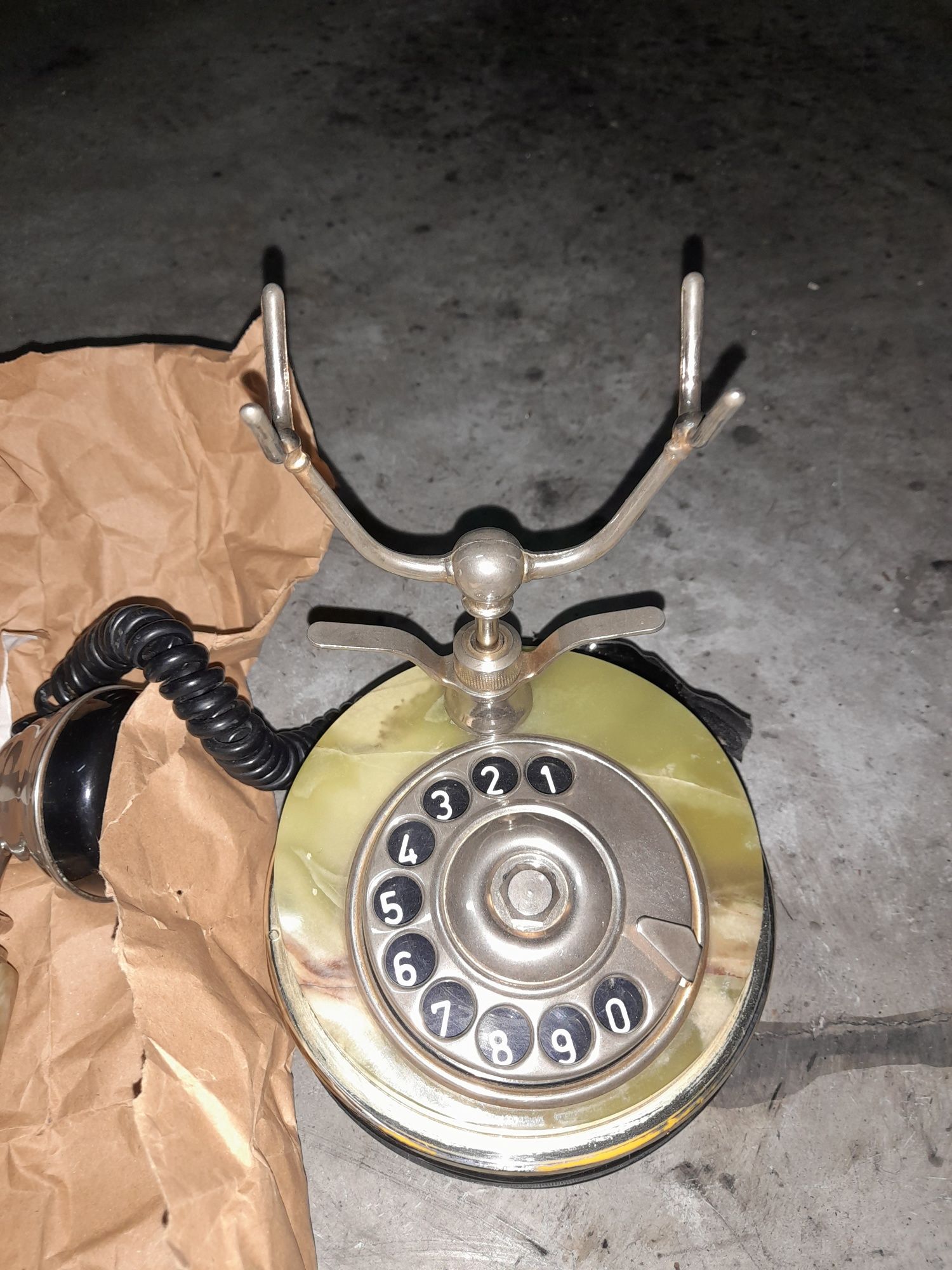 Telefone antigo em mármore