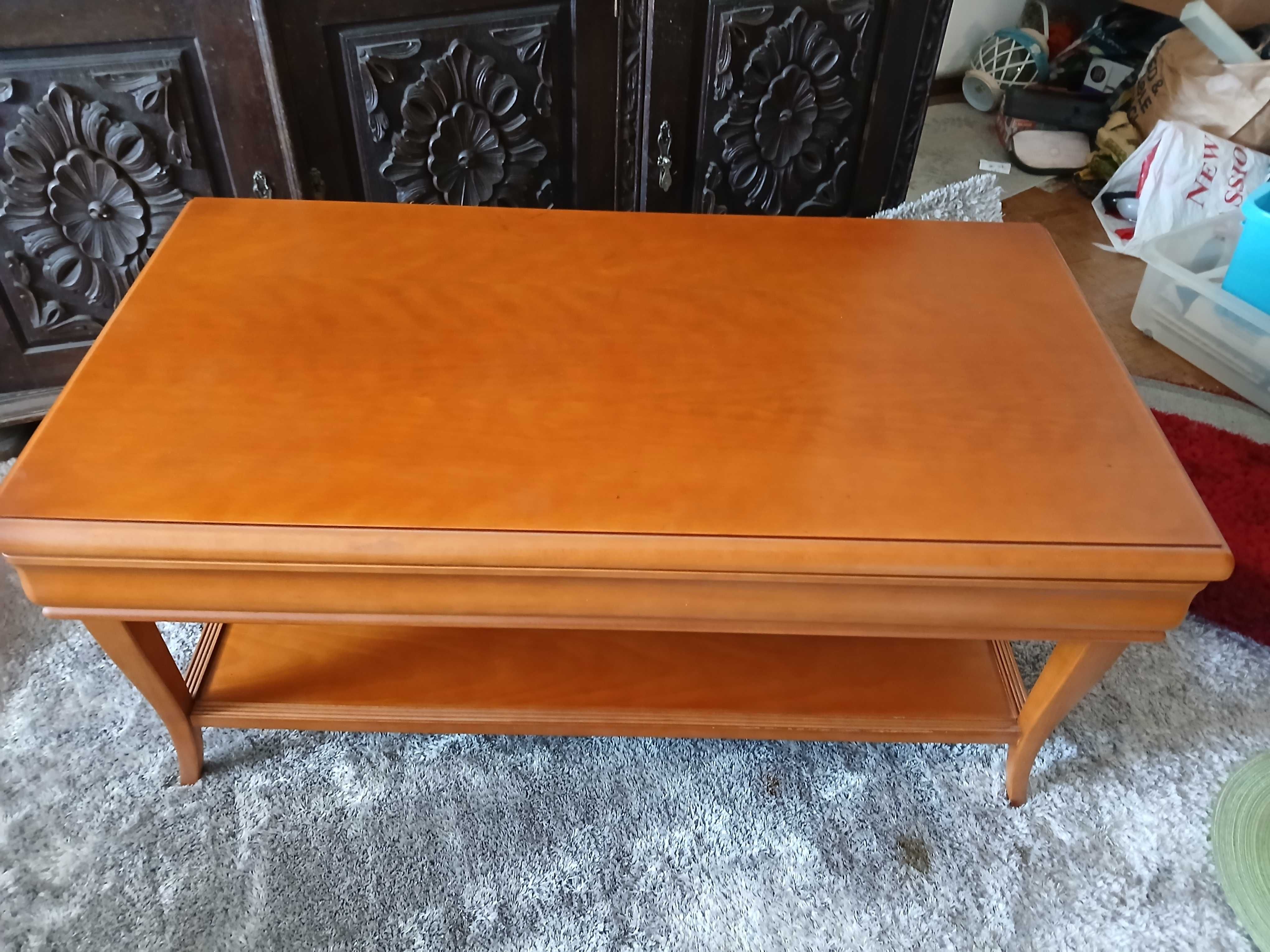 Mesa de centro com gaveta