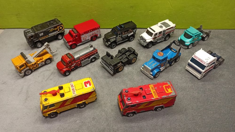 Zestaw 12 pojazdów od Matchbox, samochodziki resoraki ciężarowe itp