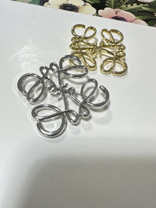 Брош в стиле Loewe