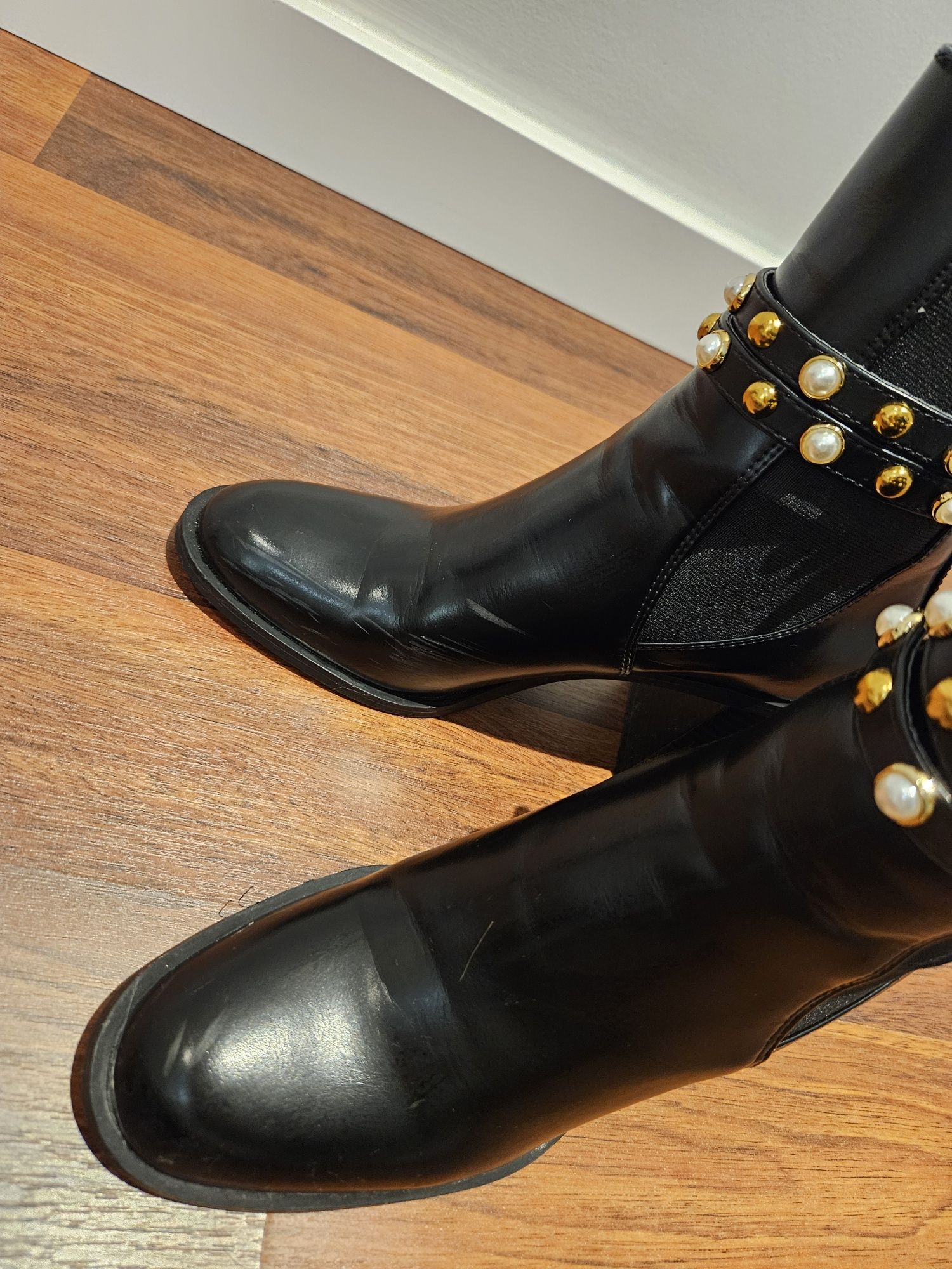 Botins pretos com tachas