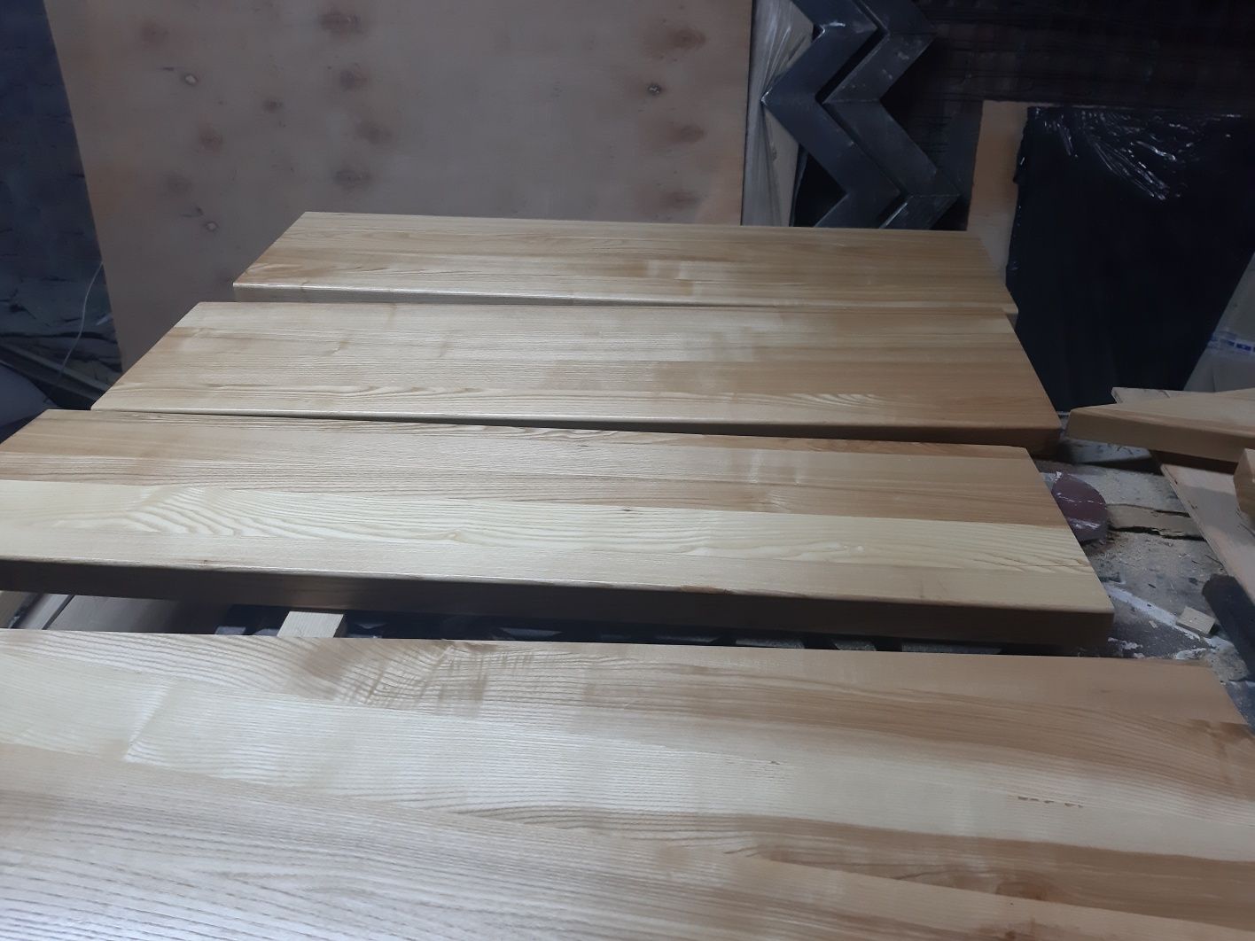 Продам сходи ясень,також виготовлення на замовлення.