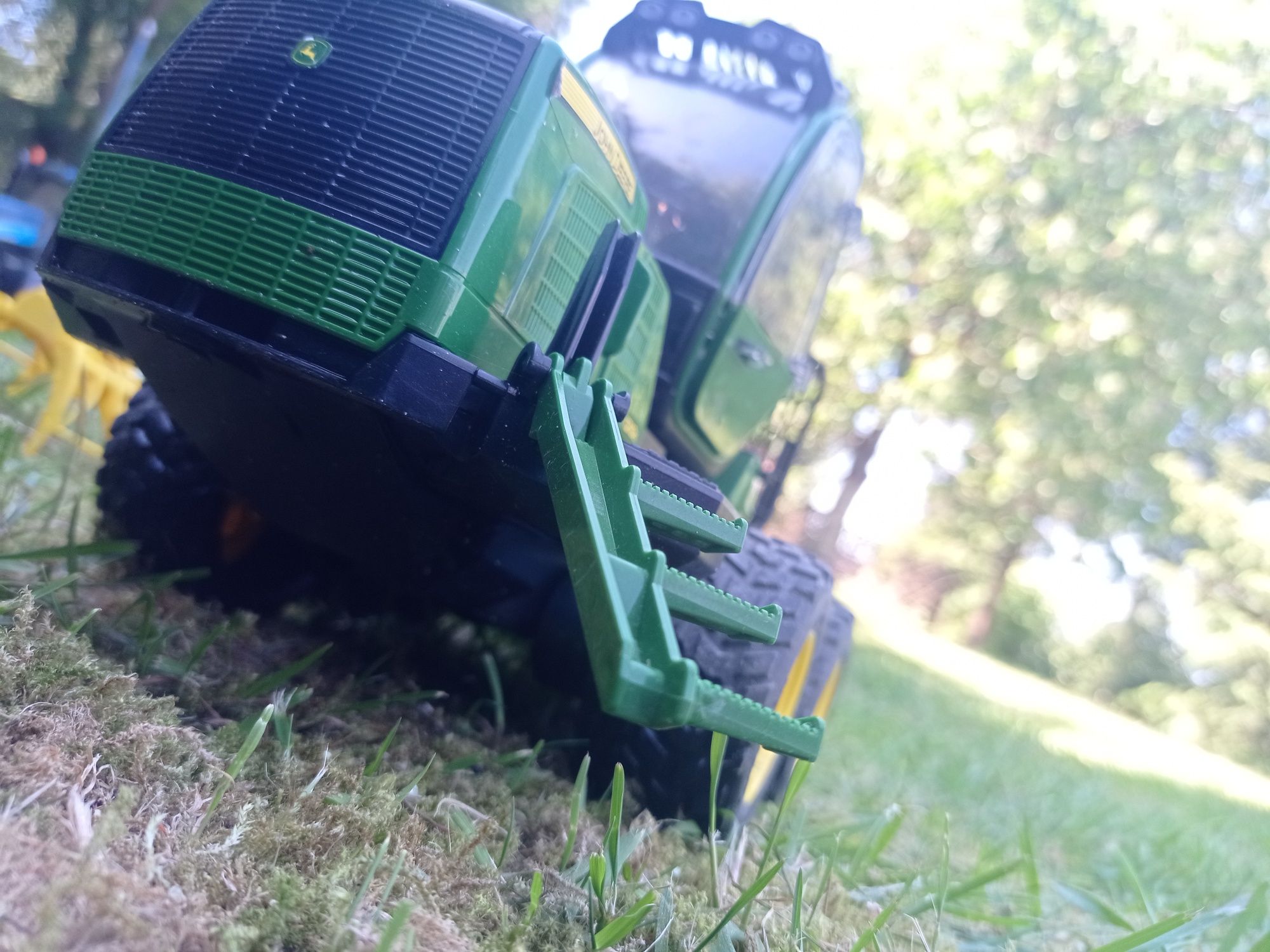 traktorek do śćnania drzew zabawka