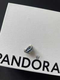 Charms, zawieszka Pandora niebieskie zakrzywione pióro