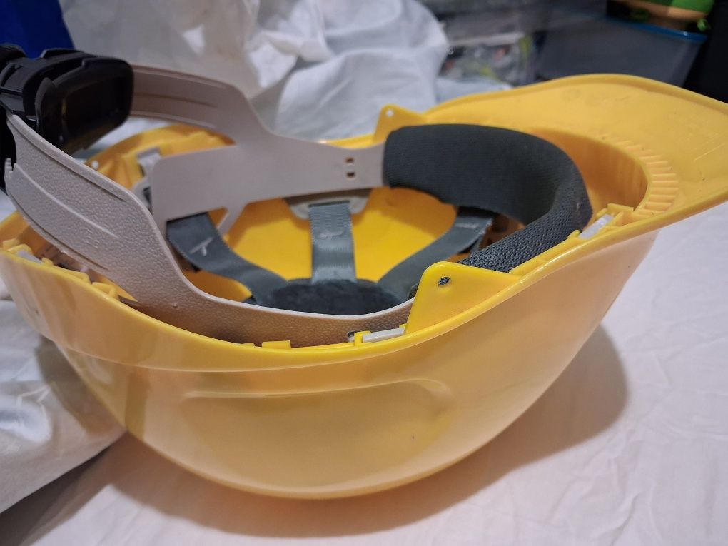 Kask budowlany z regulacją. Kolor żółty!