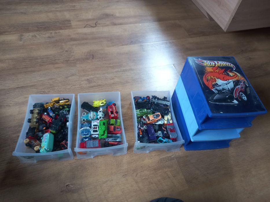 Kolekcja hot wheels samochodziki wraz z pudelkiem
