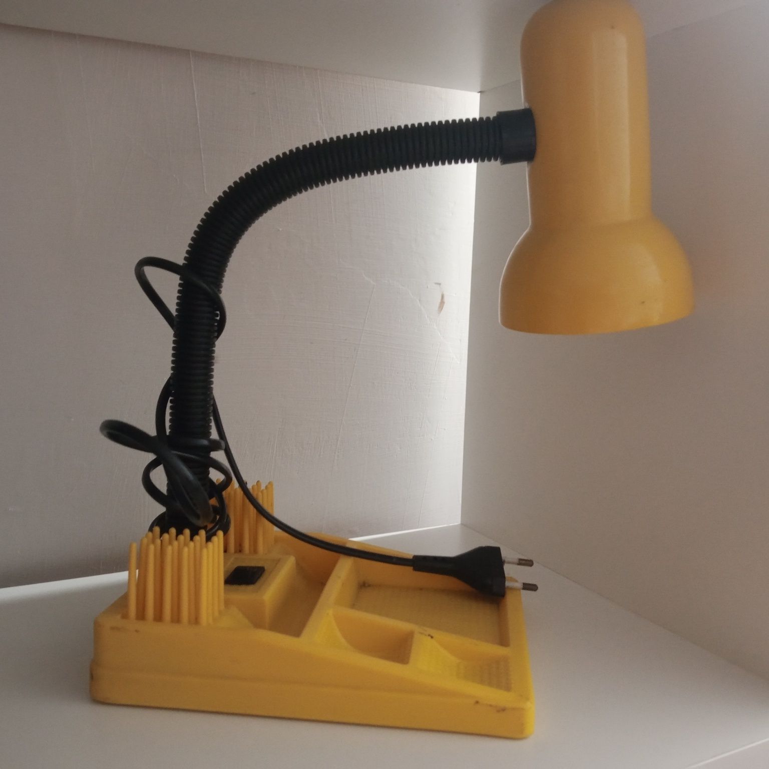 Żółta lampka z PRL, stojąca, na biurko