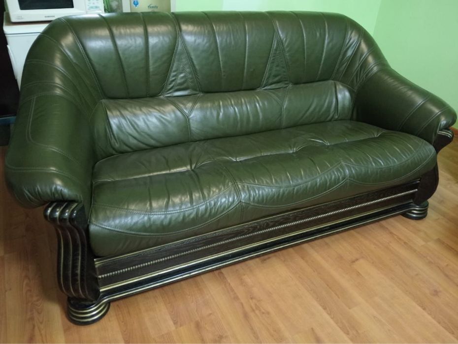 Шкіряний диван ,2 пуфи ,стіл .Італія