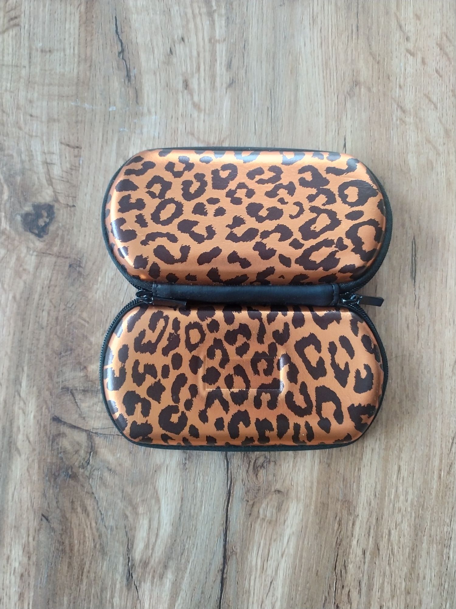Piękne Etui w panterkę