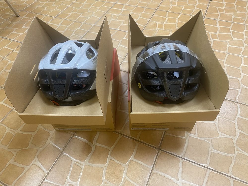 Новый. Велосипедный шлем SPECIALIZED CHAMONIX M/L 56-60cm