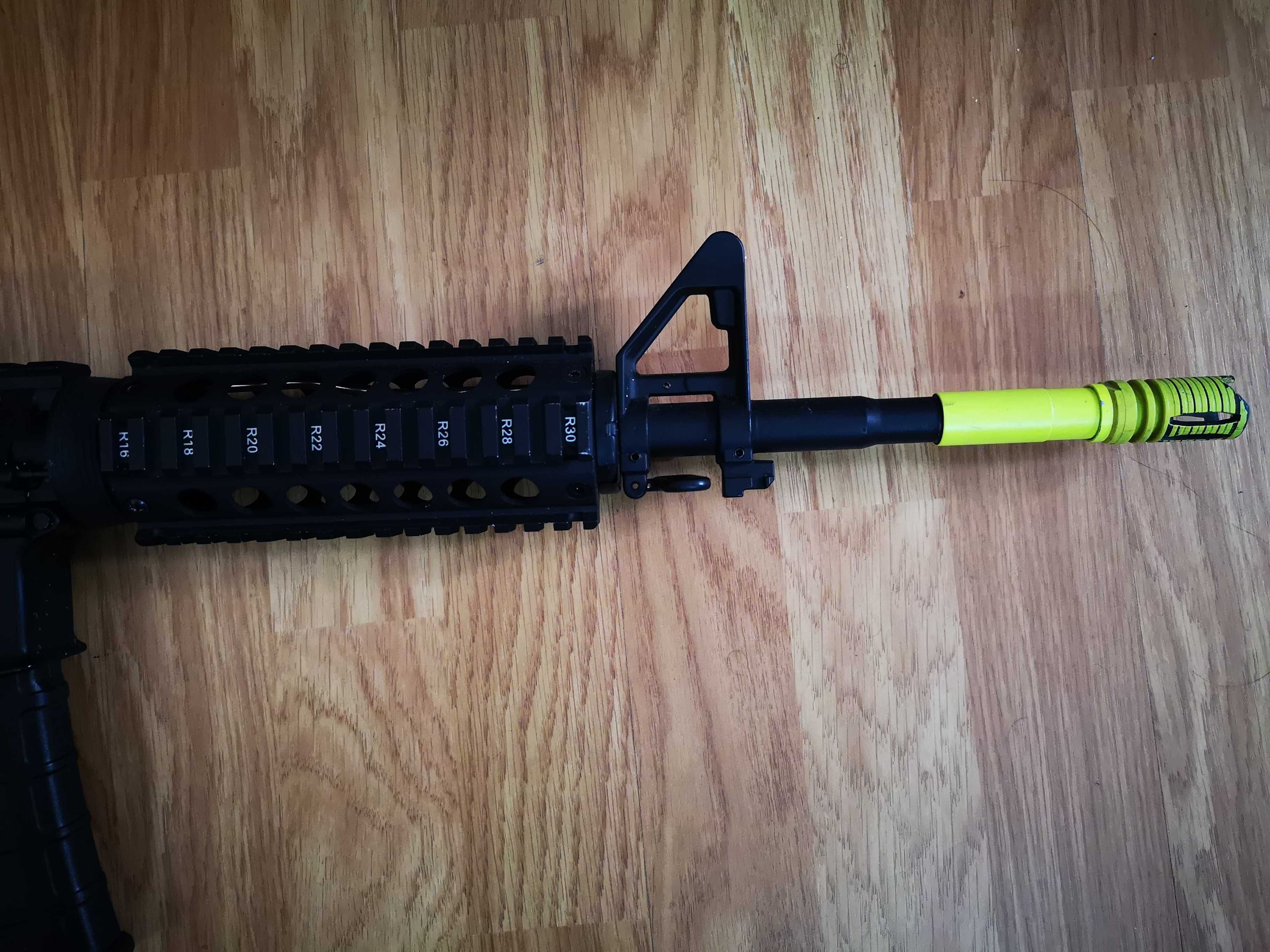 Airsoft réplica com pinturas.