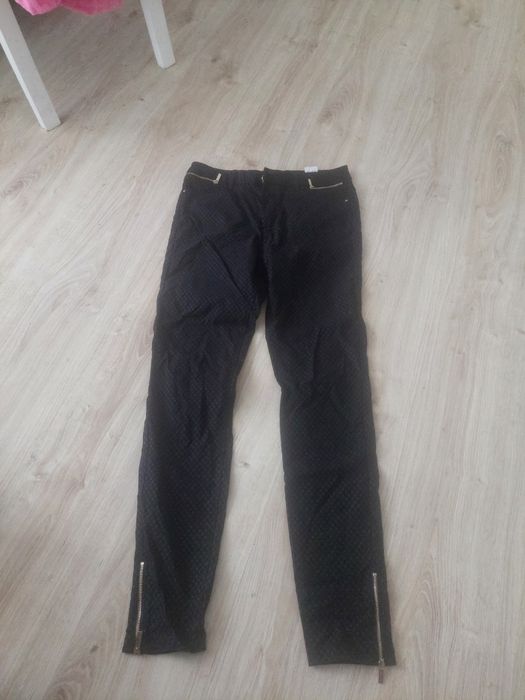 Świetne czarne spodnie z monogramem Mohito złote zamki