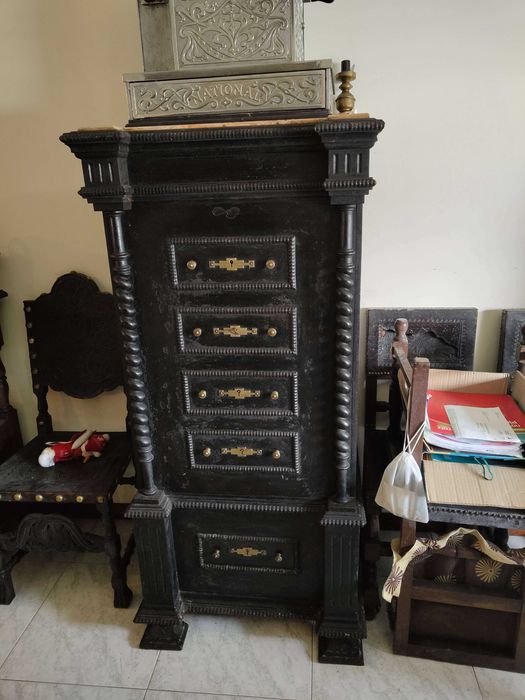 Cofre e mobília de casa