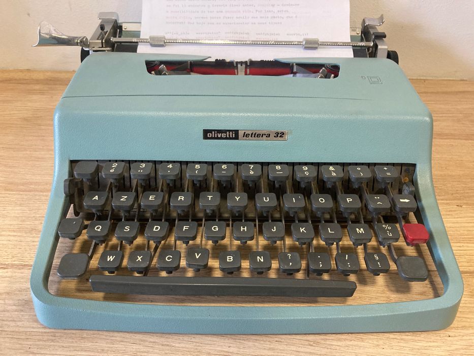 Máquina de escrever  **  Olivetti