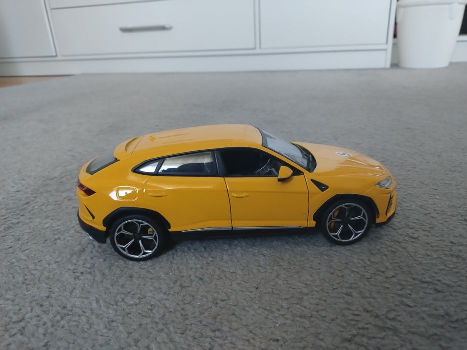 Model burago skala 1/20 Lamborghini Urus