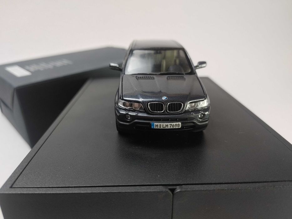 1:43 BMW X5 (E53) 4.4i 1999 schwarzviolett met. Minichamps 80420302793