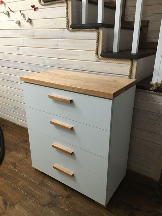 Комод з елементами дерева