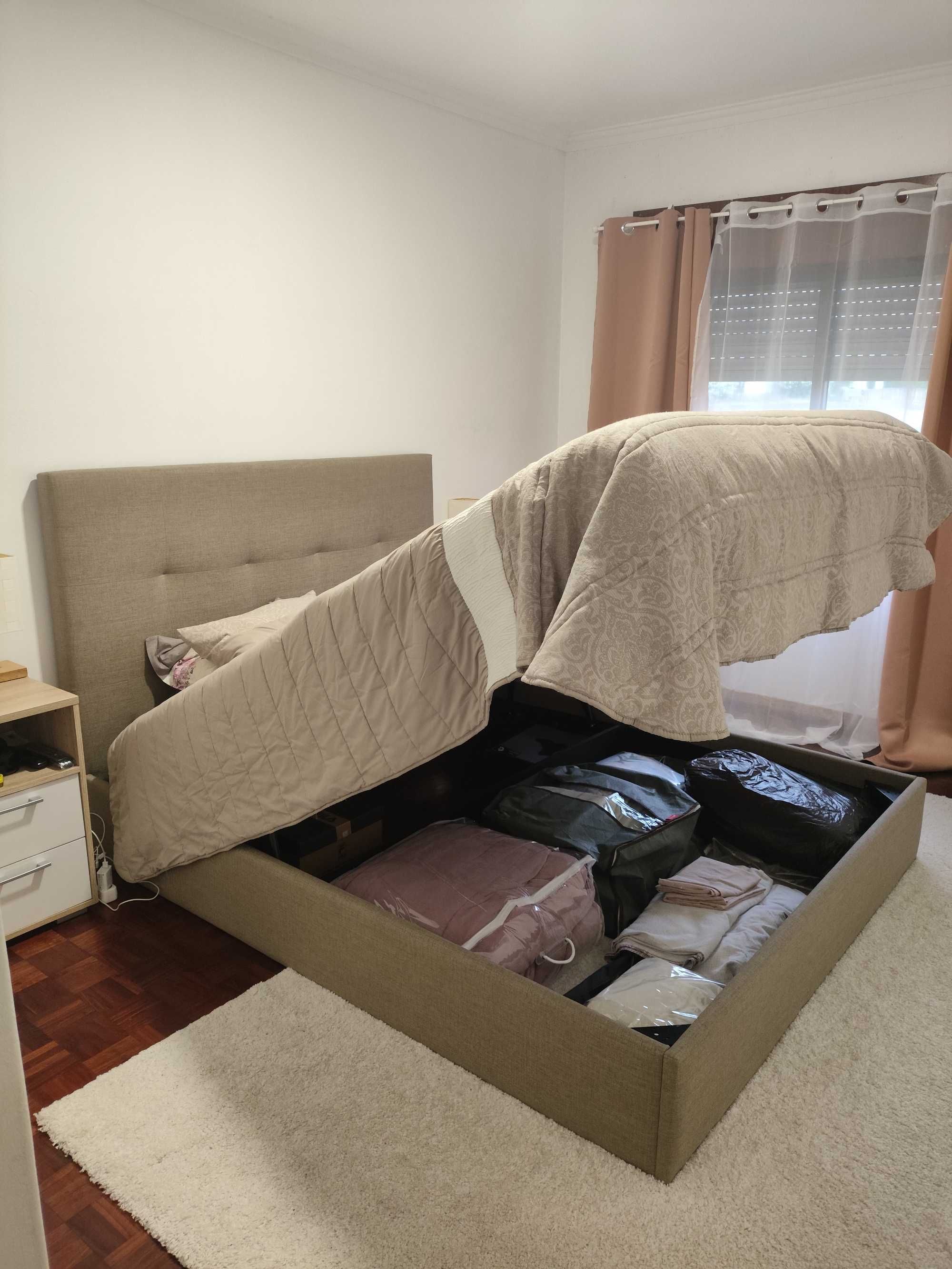 Cama casal estofada com estrado elevatório e colchão