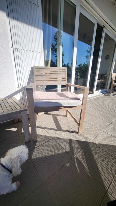Conjunto de móveis de jardim de madeira, incluindo mesas e cadeiras