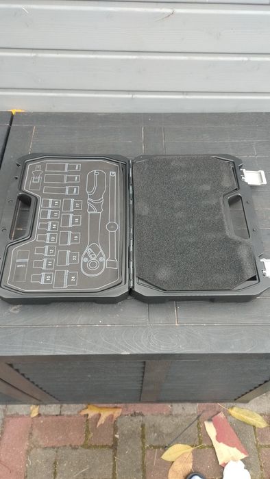 Skrzynka narzędziowa Yato.