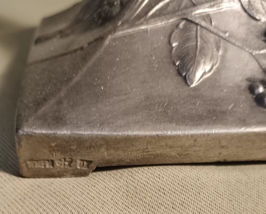 Posrebrzana i sygnowana patera z postacią kobiety i 2 dzieci, secesja